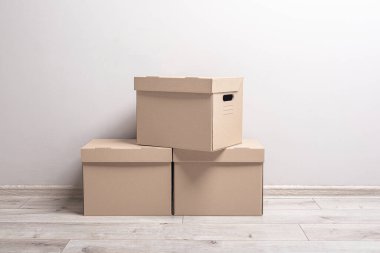 Karton kutularla dolu boş bir oda.