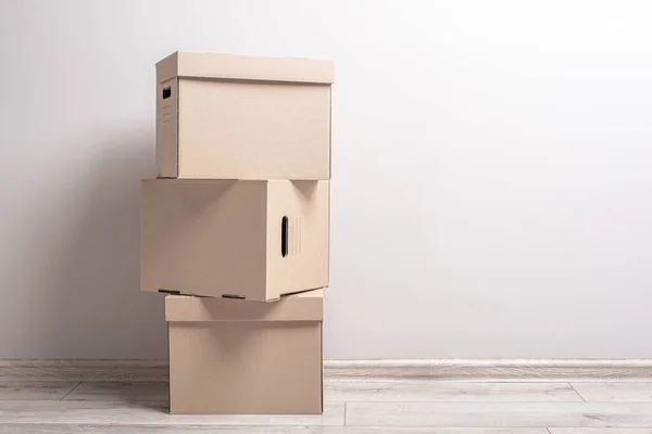 Stanza vuota con scatole di cartone. — Foto Stock