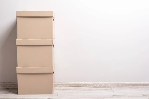 Quarto vazio com caixas de papelão. — Fotografia de Stock