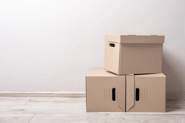 Stanza vuota con scatole di cartone. — Foto Stock