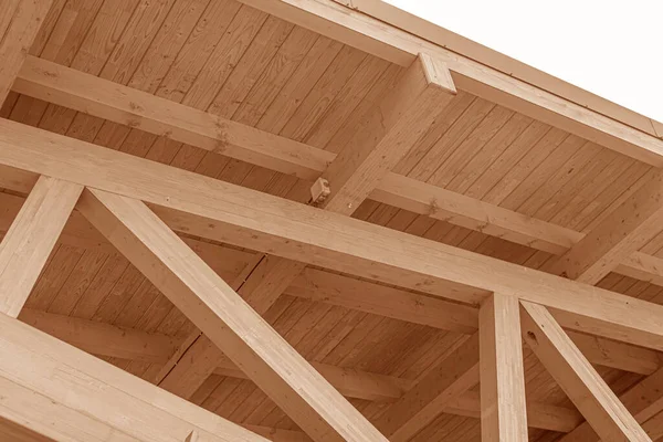 Дерев'яна конструкція даху. Клеєний дах з клеєного бруса . — стокове фото
