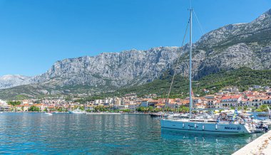 Yaz günü Makarska tatil beldesinin liman manzarası.
