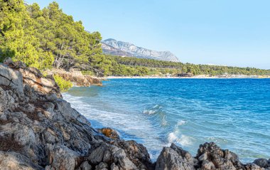 Güzel mavi denizin arka planına karşı taştan kıyı şeridi. Adriyatik.