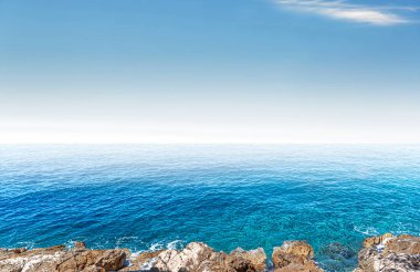 Güzel mavi denizin arka planına karşı taştan kıyı şeridi. Adriyatik.