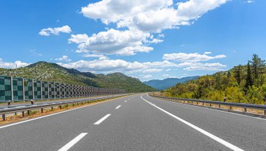 Mavi gökyüzü olan dağ yolu.