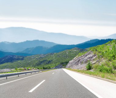 Mavi gökyüzü olan dağ yolu.