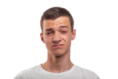 Beyaz arka planda izole edilmiş komik bir genç portresi..
