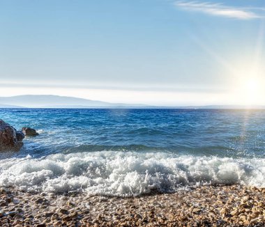 Güzel mavi denizin arka planına karşı taştan kıyı şeridi. Adriyatik.