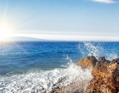 Güzel mavi denizin arka planına karşı taştan kıyı şeridi. Adriyatik.