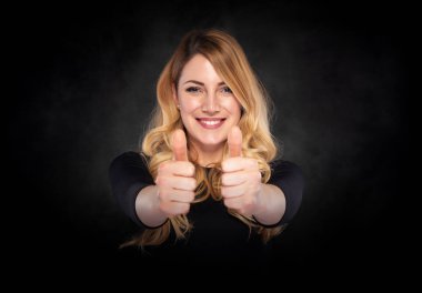 Koyu arkaplanda güzel sarışın bir kadın