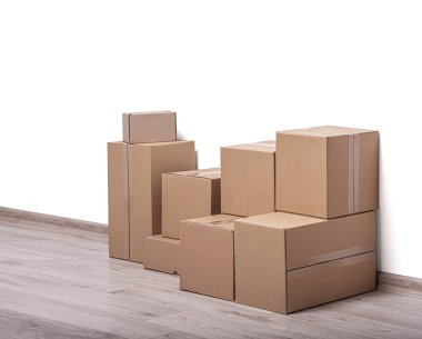 Karton kutularla dolu boş bir oda.