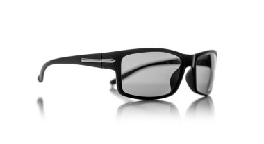 Beyaz arkaplanda izole edilmiş güneş gözlükleri.