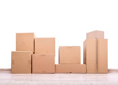 Karton kutularla dolu boş bir oda.