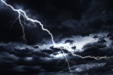 Bulutlu bir gökyüzünün arka planına yıldırım çarpması.