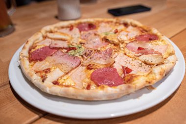 Tabakta iştah açıcı pizza.