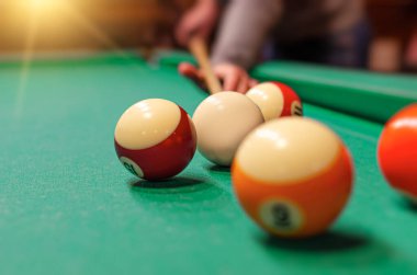 Bilardo masasında bilardo topları