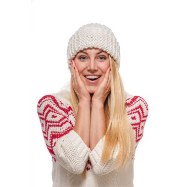 Beyaz arka planda kışlık giysiler içinde güzel genç bir kadın..