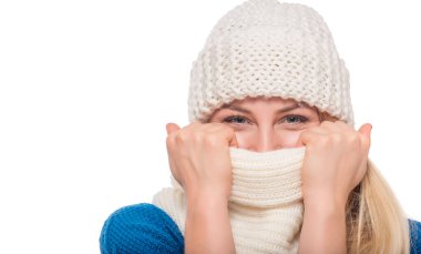 Beyaz arka planda kışlık giysiler içinde güzel genç bir kadın..