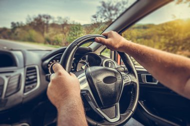 Sürücü otoyolda araba sürüyor. Kokpitten görüntü.