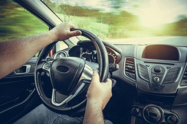 Sürücü otoyolda araba sürüyor. Kokpitten görüntü.