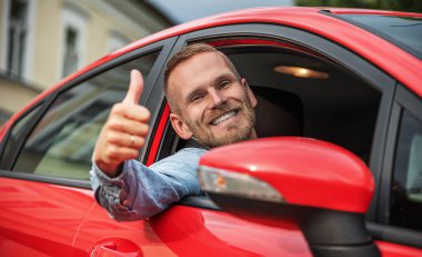 Sakallı adam araba kullanıyor..