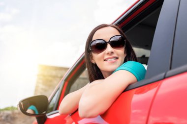 Mutlu, güzel bir kadın araba kullanıyor..