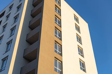 Şehirdeki bir apartmanın inşaat elemanı. Apartman evi.