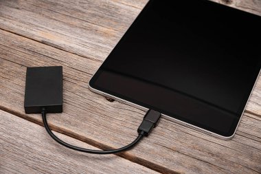 Hafıza kartı veya harici sabit disk Tablet PC 'ye bağlıdır.