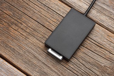 Tahta bir arka planda yüksek hızlı hafıza kartı için kart okuyucu.