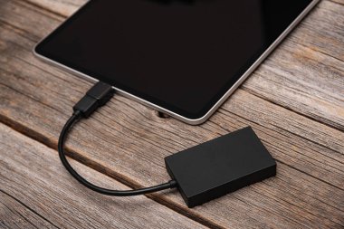 Hafıza kartı veya harici sabit disk Tablet PC 'ye bağlıdır.