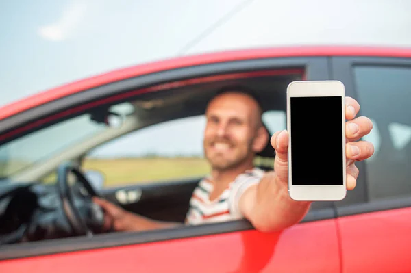 Il driver mostra uno smartphone con uno schermo vuoto. — Foto Stock