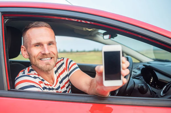 Il driver mostra uno smartphone con uno schermo vuoto. — Foto Stock