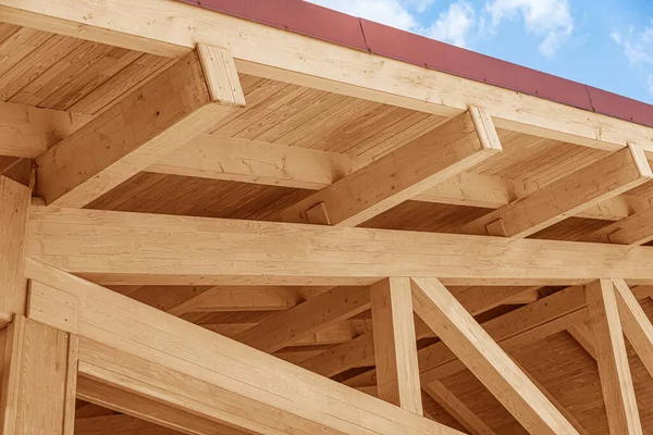 Estructura del techo de madera. Techo de madera laminada pegada. — Foto de Stock