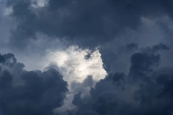 Dramatisk molnig himmel som abstrakt bakgrund. — Stockfoto