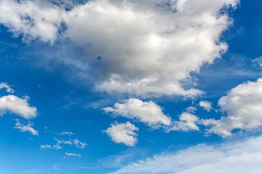 Mavi gökyüzü soyut bir arkaplan olarak beyaz güzel bulutlar.