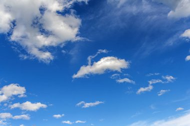 Mavi gökyüzü soyut bir arkaplan olarak beyaz güzel bulutlar.