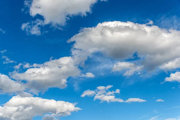 Céu azul com nuvens brancas bonitas como um fundo abstrato. — Fotografia de Stock