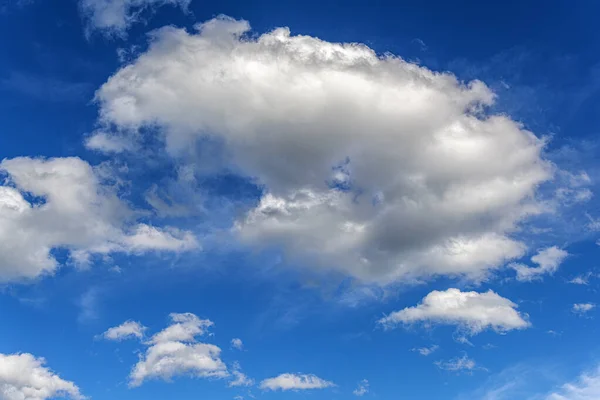 Céu azul com nuvens brancas bonitas como um fundo abstrato. — Fotografia de Stock