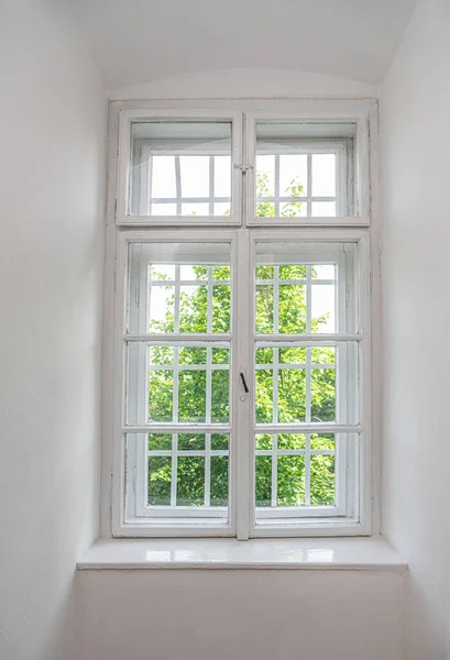 Une vieille fenêtre blanche à l'entrée d'une maison. — Photo