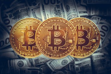Dolar banknotlarının arka planında bitcoin para.