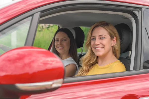 Unga vackra kvinnor i bilen. Lycklig dam i bilen. — Stockfoto