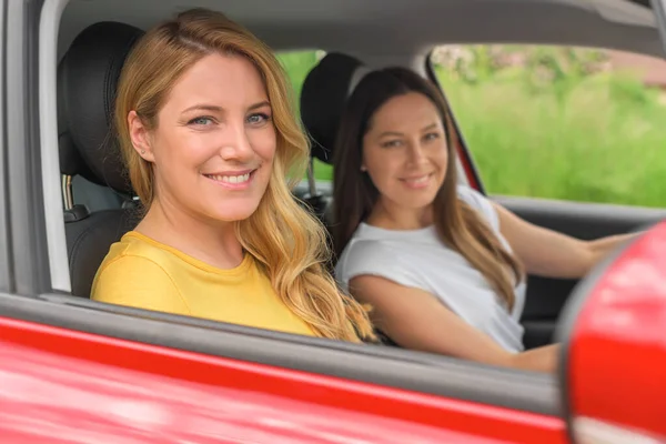 Jóvenes mujeres hermosas en el coche. Señora feliz dentro del coche. — Foto de Stock