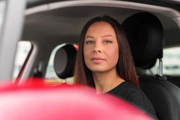 Mulher bonita dirigindo um carro. — Fotografia de Stock