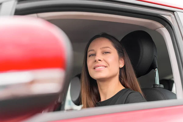 Mulher bonita dirigindo um carro. — Fotografia de Stock