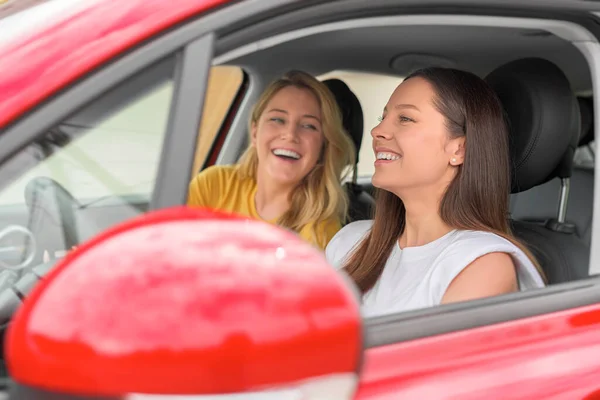 Νεαρές όμορφες γυναίκες στο αυτοκίνητο. Ευτυχισμένη κυρία μέσα στο αυτοκίνητο.. — Φωτογραφία Αρχείου