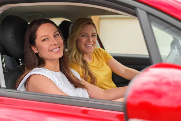 Jóvenes mujeres hermosas en el coche. Señora feliz dentro del coche. — Foto de Stock