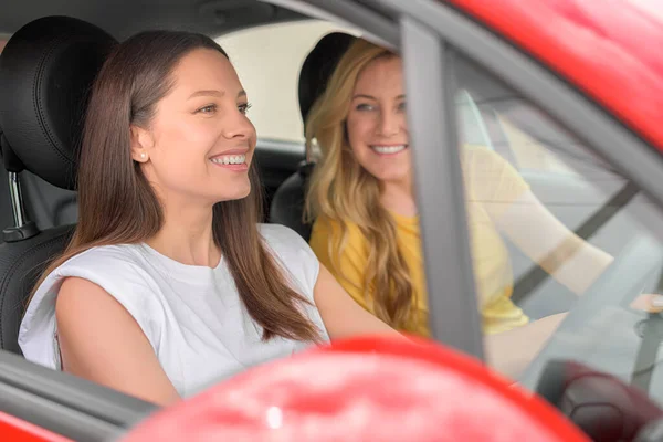 Jóvenes mujeres hermosas en el coche. Señora feliz dentro del coche. —  Fotos de Stock