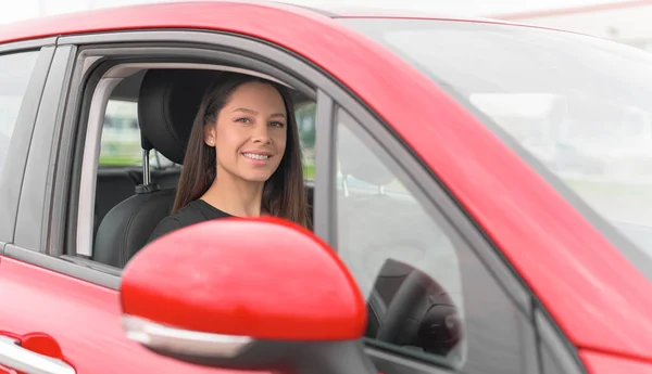 Mulher bonita dirigindo um carro. — Fotografia de Stock