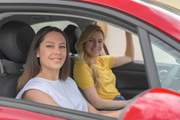 Jóvenes mujeres hermosas en el coche. Señora feliz dentro del coche. —  Fotos de Stock
