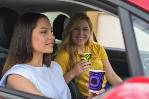 Unga kvinnor reser med bil. — Stockfoto